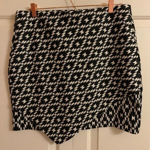 H&M skirt with wrap detail. Size large. Black and white.
